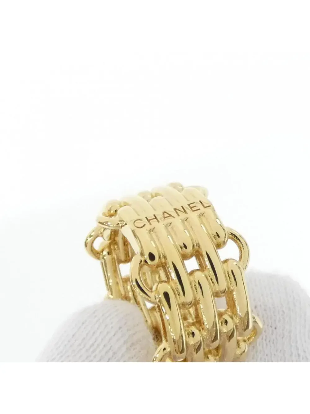 CHANEL elevate your